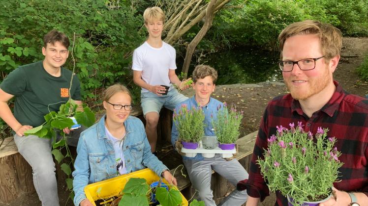 AG „Grünes Klassenzimmer mit Schulteich“ am Max-Planck-Gymnasium in Delmenhorst: Lehrer Paul Beyersmann (rechts) mit (von links) Paul, Hannah, Moritz und Bruno
