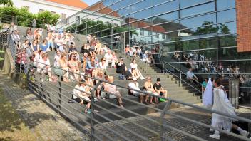 Den Auftakt für die Kulturreihe auf den Stadthaustreppen in Parchim machte am Sonnabend Arikia Orbán vom Jungen Staatstheater.