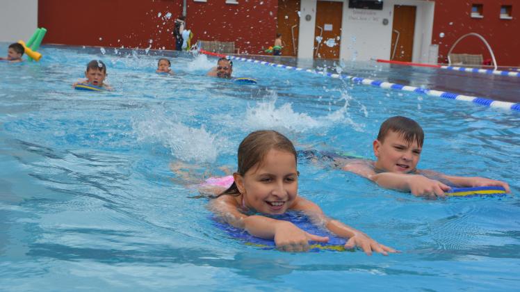 Die ukrainischen Grundschüler aus Ganderkeseer lernen im Freibad des Saunahuus nicht nur, sich sicher über Wasser zu halten, sondern auch Badespaß mit Gleichaltrigen zu haben.