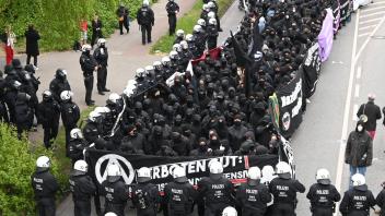 Rund 800 Anarchisten und Anarchistinnen haben am 1. Mai 2022 am Abend in Wilhelmsburg unter dem Motto: Verboten gut - An