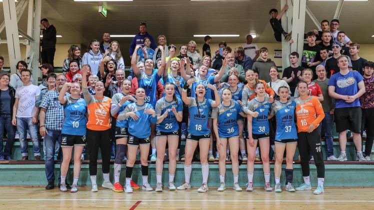 Nachdem sie sich gegen die SG Narva Berlin durchgesetzt hatten, freuten sich die A-Jugend-Mädchen des RHC gemeinsam mit ihren Fans über die Qualifikation für die Bundesliga 2022/23. 