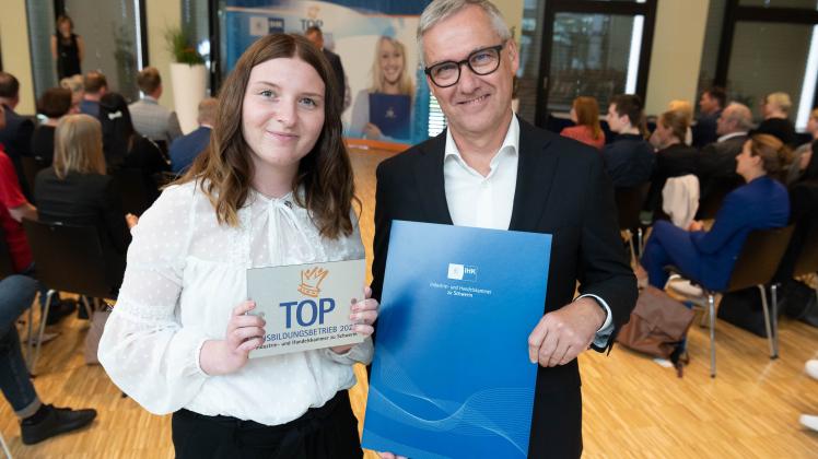 IHK Auszeichnung TOPÜ-Ausbildungsbetrieb ; 20.06.2022 Foto Volker Bohlmann
