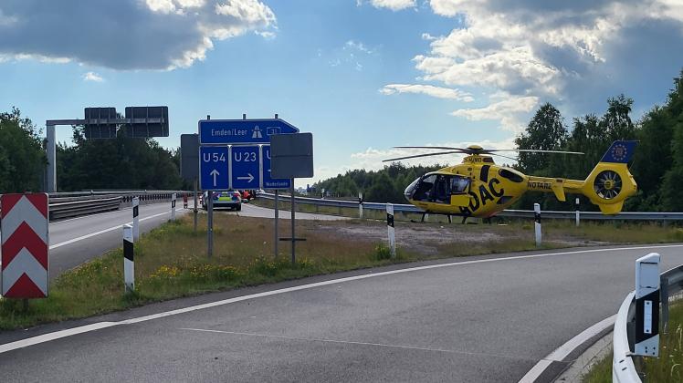 Rettungshubschrauber im Einsatz nach einem Unfall zwischen Kradfahrer und Lkw, A31 bei Meppen, 20.6.2022.