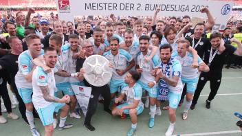 Fussball, 2. BL, 2. Bundesliga, Saison 2021 2022, Herren, Deutschland, 15.05.2022, 1. FC Nürnberg - FC Schalke 04 v.l. E