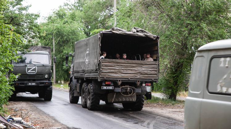 Ukraine-Konflikt, Eindrücke aus Sjewjerodonezk LUGANSK REGION, UKRAINE   JUNE 15, 2022: Civilians prepare to evacuate fr