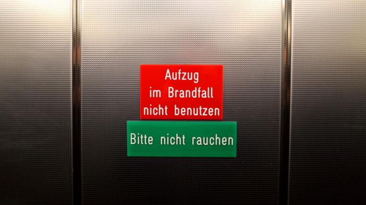 ARCHIV - Hinweisschilder in einem Aufzug. Foto: picture alliance / dpa