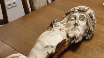 Ein Teil des Holzes vom Korpus war morsch und musste entfernt werden. Der Kopf blieb erhalten.