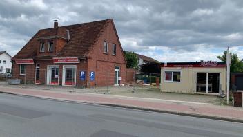 Abgerissen und durch einen Neubau mit Wohnhaus und Café ersetzt wird die kleine Justus-Filiale am Lutterdamm..