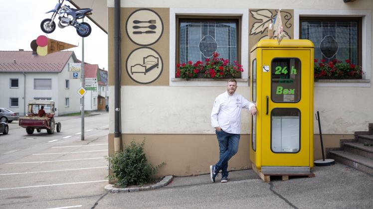 ARCHIV - Eric Goll, Geschäftsführer des Hotel Gasthof Rössle, hat eine ausgemusterte Telefonzelle zu einem «Eishäusle» umfunktioniert. Foto: Marijan Murat/dpa