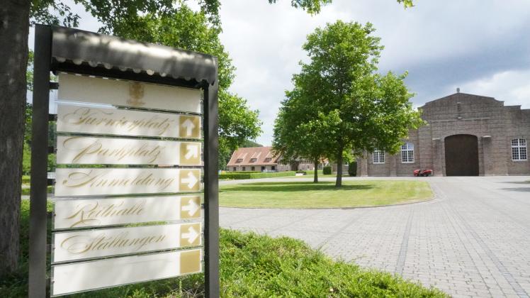 Gut Einhaus liegt etwas versteckt an der Backerder Straße beziehungsweise Einhaus in Herzlake. Es gehörte bisher Oleksandr Onyschtschenko.