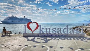 Das östliche Mittelmeer erleben: Die Costa Venezia ist künftig häufiger in der türkischen Hafenstadt Kusadasi zu Gast. Von hier aus lohnt sich nicht nur ein Ausflug in die antike Stadt Ephesos, sondern anschließend auch  ein Spaziergang entlang der Strandpromenade. 