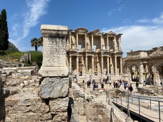 Wunderschön: Die Celsus-Bibliothek wurde zwischen 114 und 125 n.  Chr.  aufgebaut.  Heute steht noch das Eingangsportal.