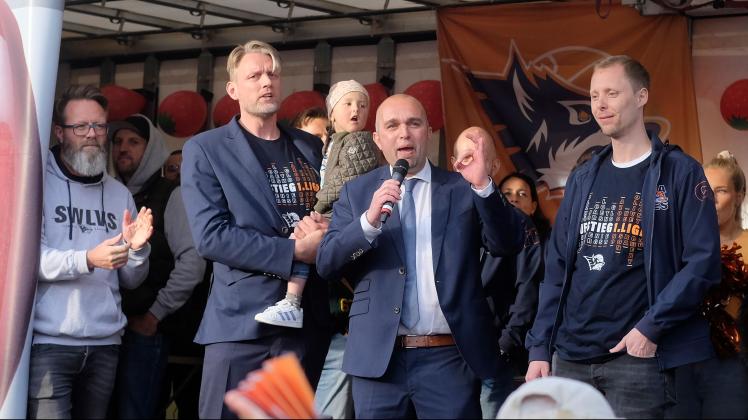 Klubchef André Jürgens (am Mikro) und der Sportliche Leiter Jens Hakanowitz (links daneben) haben viel zu tun. Die Planungen der Rostock Seawolves für ihre erste Bundesliga-Saison laufen auf Hochtouren.