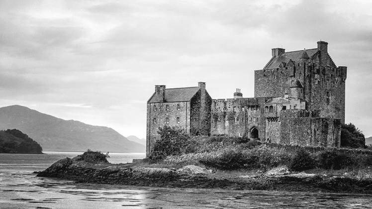 Eilean Donan Castle (schottisch-gälisch: Eilean Donnain) ist eine Niederungsburg in der Nähe von Dornie, einem kleinen Dorf in Schottland.