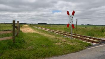 Bahnstrecke Husum-St. Peter-Ording Übergang Dingsbülldeich in Witzwort