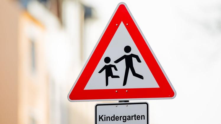 ARCHIV - Ein Verkehrsschild mit dem Hinweis «Kindergarten» steht vor einer Kindertagesstätte. Foto: Rolf Vennenbernd/dpa/Symbolbild