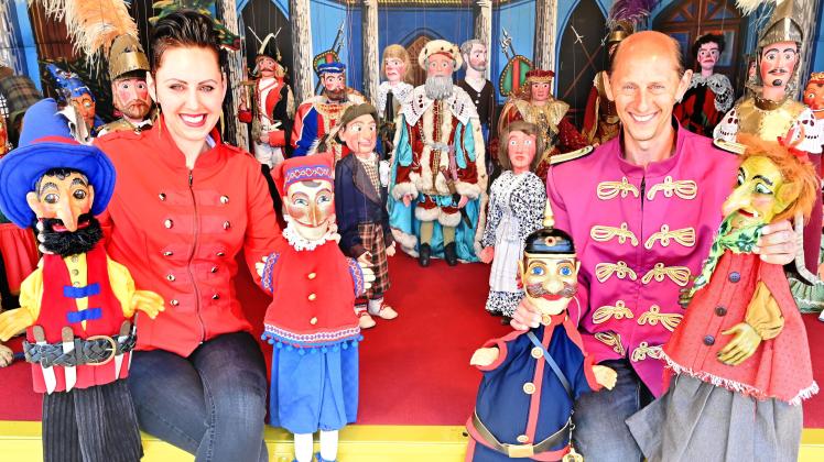 Jasmin Lauenburger mit ihrem Bruder David und einigen der klassischen Hauptdarsteller vor dem „rollenden Puppenmuseum“ mit zum Teil 200 Jahre alten, handgefertigten Hand- und Marionetten-Puppen.
