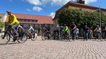 Und los geht es. Auf die Teilnehmer der Grenzradtour von Boizenburg nach Wismar warten viele Geschichten und Erfahrungen in Sachen innerdeutsche Grenze.