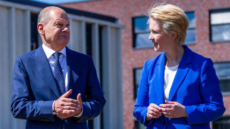 Bundeskanzler Olaf Scholz (SPD) spricht mit Mecklenburg-Vorpommerns Ministerpräsidentin Manuela Schwesig. Foto: Jens Büttner/dpa/Archivbild