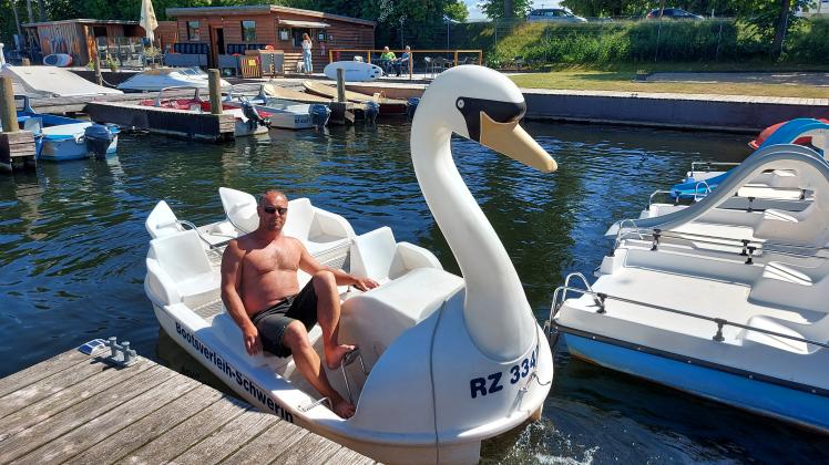 Bootsverleiher Uwe Meitzner weiß, dass viele Schweriner gerne mit dem Tretboot aufs Wasser rausfahren. 