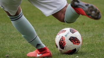 Eine Fußballerin Spielerin mit einem Ball der Marke adidas Telstar Mechta 18 Me4ta offizieller