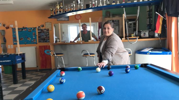 Dass Aileen Gewohn in ihrem Freiwilligen Sozialen Jahr im Sit Inn von Robert Budde (hinten) Billiard zu spielen gelernt hat, ist ein netter Nebeneffekt. Ihr hat das FSJ vor allem viel für ihre eigene Entwicklung gegeben.