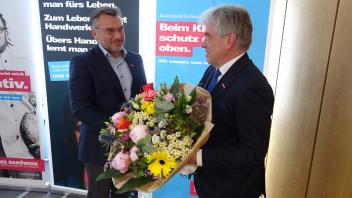 Kammerpräsident Reiner Möhle gratuliert Claus-Dominik Wedeking zur Ernennung. 