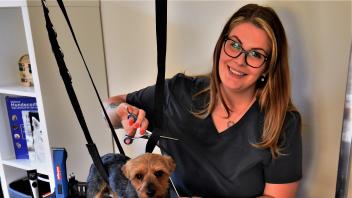 Die Ganderkeseerin Sarah Rigattieri mit ihrem Hund Loki. Seit Mai fährt die Friseurmeisterin zu ihren vierbeinigen Kunden und erfüllt sich damit einen lang gehegten Wunsch. 