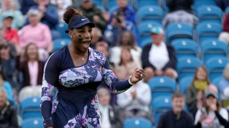 Serena Williams feiert ihren Sieg im Doppel an der Seite von Ons Jabeur. Foto: Kirsty Wigglesworth/AP/dpa