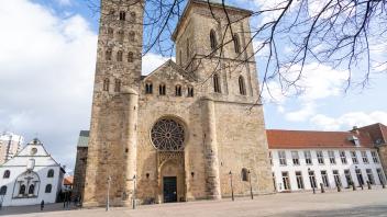 Symbolfoto, Symbolfotos - Kirche - Religion - Bistum Osnabrück. Dom - Domhof