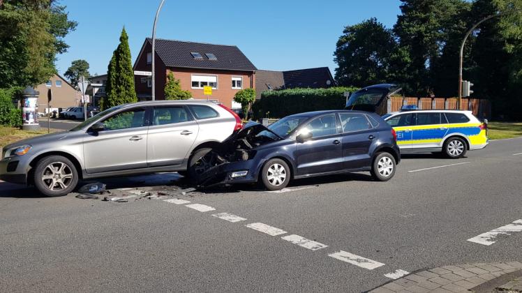 Als eine Frau an einer Ampel in Lingen bremsen musste, kam es am Mittwochmorgen zu einem Unfall.