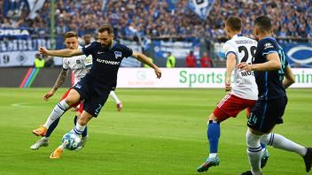 Fussball, Herren, Saison 2021/22, Relegation zur 1. Bundesliga (Rückspiel), Hamburger SV - Hertha BSC, v. l. Sonny Kitt