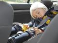 Portraet eines kleinen Jungen der in einem Autokindersitz schlaeft Portrait of a young boy sleeping