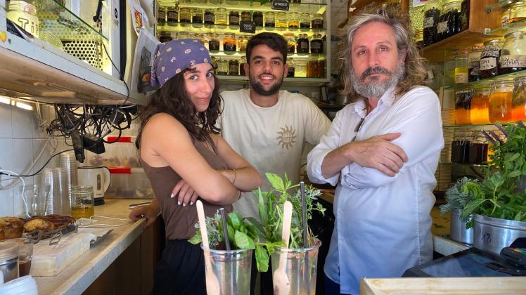 PRODUKTION - Der Israeli Benny Briga (r) in seinem Kiosk, mit seinen Mitarbeitern Eden (l) und  Omri haben den Drink Gazoz in ihrem Kiosk auf dem Levinsky-Markt zubereitet. Foto: Sara Lemel/dpa