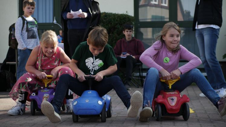Start beim Bobbycar-Rennen, das zu einer der beliebtesten Stationen beim Schulfest wurde, das die Elftklässler des Schulzentrums Dömitz für die Grundschüler organisierten.