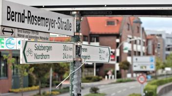 Die vor dem Lingener Bahnhof verlaufende Bernd-Rosemeyer-Straße wird zumindest bis zum 6. Juli weiter diesen Namen tragen: An diesem Tag sollen alle Mitglieder des Stadtrates über die von der FDP beantragte Namensumbenennung abstimmen.