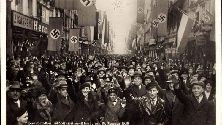 Saarbrücken Adolf Hitler Straße am 15 Januar 1935 Menschenmengen AUFNAHMEDATUM GESCHÄTZT