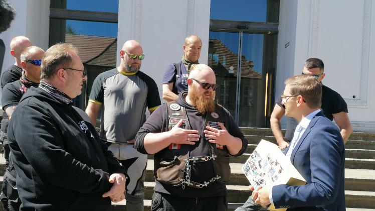 Unterschriftenübergabe  für den Erhalt der Neubrandenburger Frühchenstation an  den Chef der Staatskanzlei, Patrick  Dahlemann