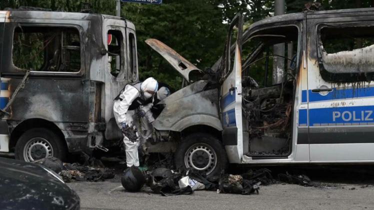 G7-Gipfel: Acht Polizeiautos ausgebrannt - Brandstiftung Unknown