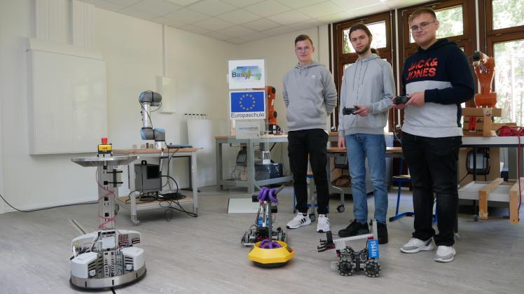 Programmieren auch Industrieroboter: Louis Overhoff (von links), Nico Leon Veeser und Sergej Zelenskij.