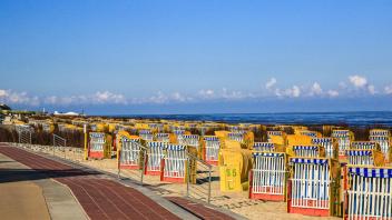 Leere Strandkoerbe in Doese, Deutschland, Niedersachsen, Cuxhaven Empty beach chairs in Doese, Germany, Lower Saxony, Cu