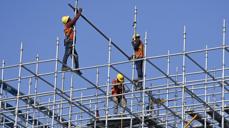 January 19, 2022, Mumbai, Maharashtra, India: Labourers are seen working on top of a scaffolding at the coastal road con