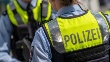 Polizisten, mit leuchtender Weste, Schutzweste, Polizei *** Policemen, with luminous vest, protective vest, police