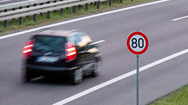 Ein Strassenschild mit der Geschwindigkeitsbegrenzung von 80 km/h am 21. Mai 2022 auf einer Strasse in Brandenburg. Temp