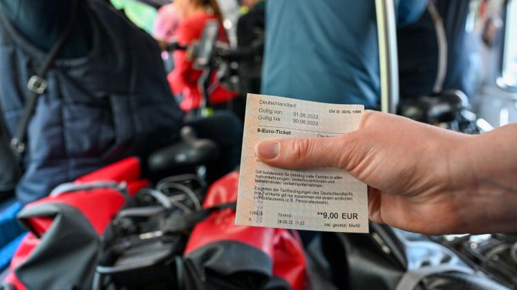 Start des 9-Euro-Ticket Verkehr, Zug, 9-Euro-Ticket: Eine Frau hält in einem Fahrradabteilung das 9-Euro-Ticket für die