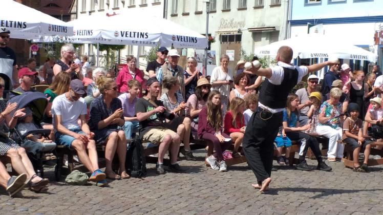 Die Straßenkünstler vom Chaos Varieté aus Rostock gehörten am Wochenende in Perleberg zu den Machern.