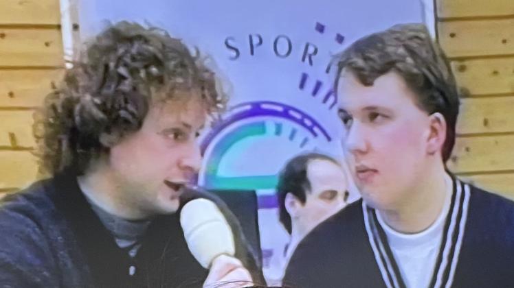Selfie vorm Fernseher: Burkhard Brämer heute vor den Fernsehbild von 1993 im Interview mit Frank Buschmann.