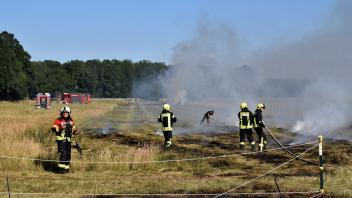 Die Kameraden der umliegenden Feuerwehren waren schnell vor Ort und konnten die Flammen mit Wasser bekämpfen. 