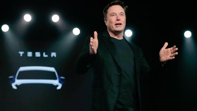 ARCHIV - Tesla-Chef Elon Musk spricht vor der Enthüllung des Modell Y in Teslas Designstudio im US-Bundesstaat Kalifornien. Foto: Jae C. Hong/AP/dpa