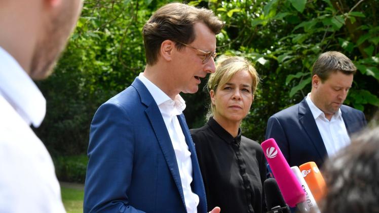 ARCHIV - Ministerpräsident Hendrik Wüst (CDU) und die Landesvorsitzende von Bündnis 90/Die Grünen, Mona Neubaur, bei einem Presse-Statement. Foto: Roberto Pfeil/dpa